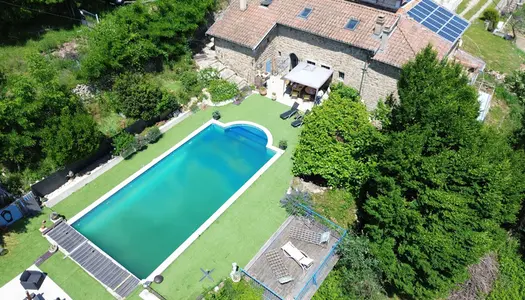 Sud-Est de la France, dans un cadre magnifique, en Ardèche magnifique maison en pierres de 320m² 