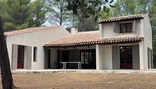 Villa des années 70 sur 8000 m² de terrain- garage- piscine Tennis