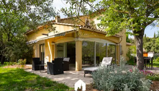 Elégante villa meublée de 128m² entourée d'un vaste jardin de 1 300m² situé dans le quartier d