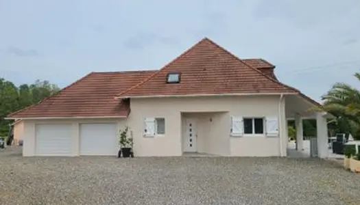 Maison 4 chambres piscine garages et dépendance 