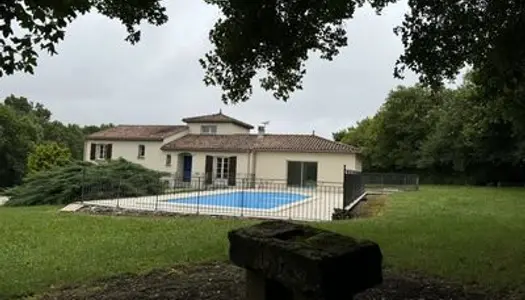Maison moderne avec grand jardin et piscine 