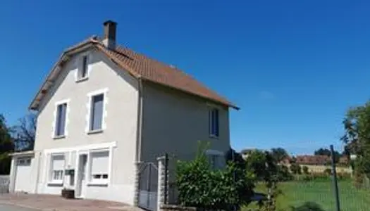 Maison de village 3 chambres à vendre Dordogne. Avec capteurs photovoltaïques. Poss Chambres d'hô