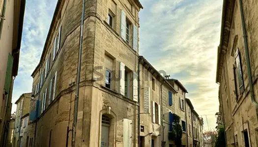 En plein centre d'Uzès, beau duplex rénové et climatisé de 77 m2 dans un bel immeuble de c