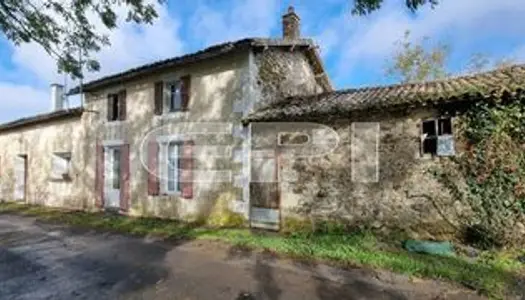 Longère située dans un village à quelques kms du centre-bourg. Cuisine, séjour, 3 chambres au re