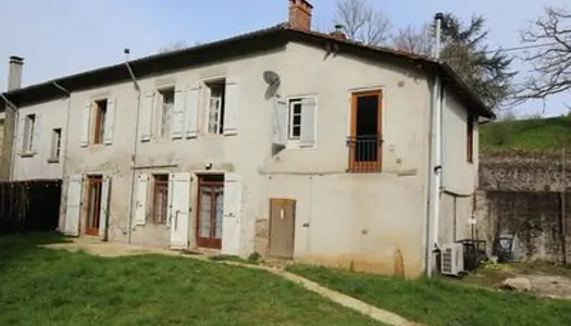 Maison de trois chambres avec piscine dans le centre de Confolen