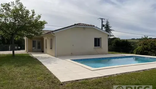 Belle maison de plain-pied sur grand terrain clôturé avec piscine et garage 