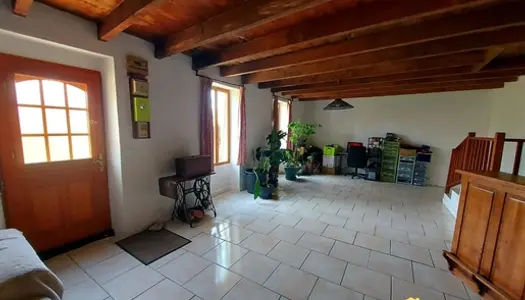 Maison en pierres, 140 m2, 2 chambres, grand séjour, dépendances à aménager, cadre bucoliq