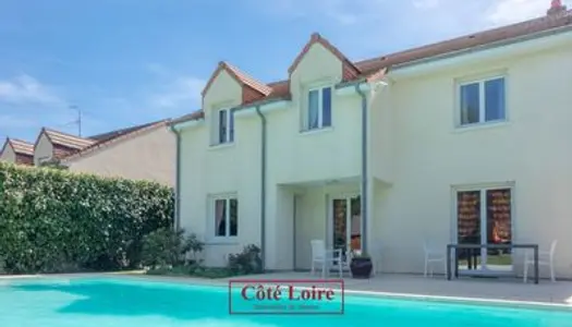 Côté Loire vous propose une maison moderne avec piscine au centre de Saint Cyr en Val