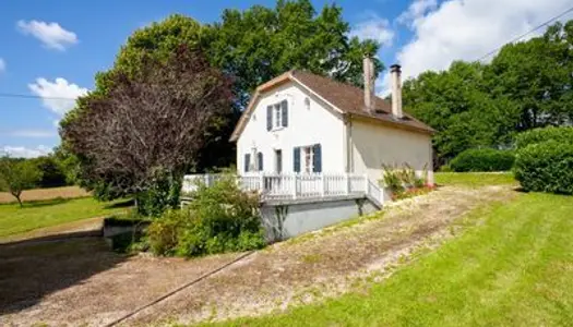 Maison de 4 chambres près des commodités avec un court de tennis