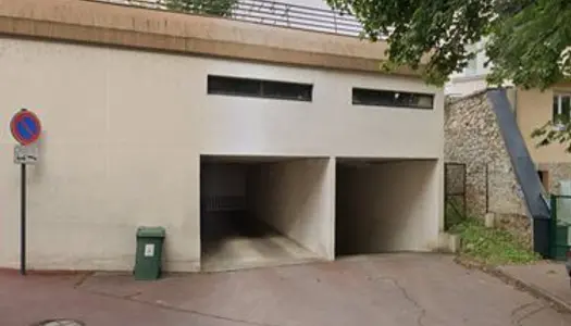 Place de parking dans garage fermé et sécurisé dans résidence de standing proche de la place 