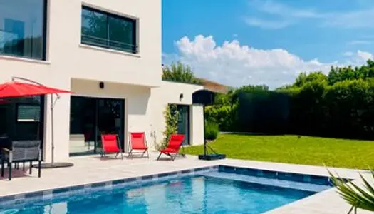 Villa Contemporaine récente de type 6 avec piscine sur 1000 m2 de terrain