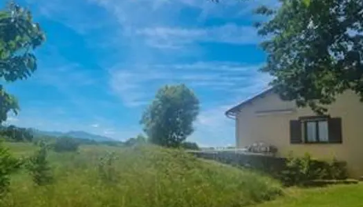 Belle propriété avec une vue imprenable sur les montagnes, en bordure d'une village avec 