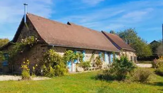 Maison de caractère en pierre à vendre, 2 chambres, beau jardin. Endroit paisible. Dordogne 