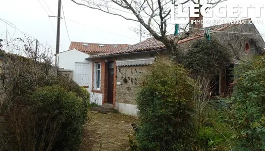 Petite Maison avec garage et studio, dans un petit hameau à 3 km de La Callière avec jardin clos.