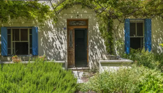 MAISON DE VILLE AVEC BEAU JARDIN 