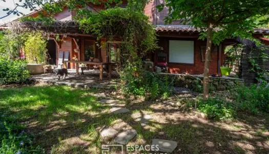Charmante maison en bois au milieu d'un beau jardin d'agrément à Vals les Bains 
