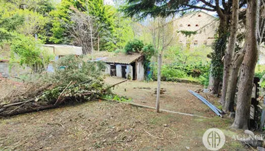 Propriété en pierre au bord d'une rivière 