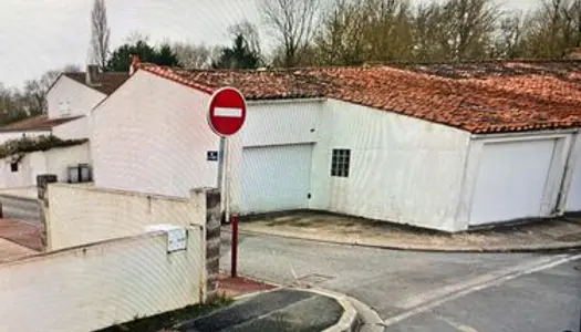 2 grands garages communicants à 12 km de La Rochelle