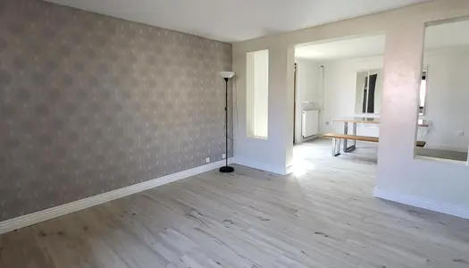 Jolie maison rénovée de 137m² avec garage.