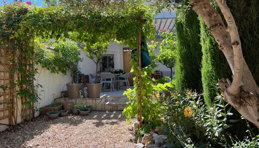 Maison de ville à vendre à Villeneuve les Avignon avec un ravissant jardin 