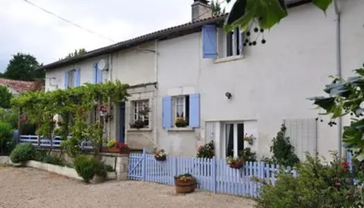 Maison de caractère en pierre à l'orée d'un village 