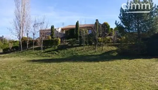 A vendre villa de plain pied avec garage sur magnifique terrain de 2500 m²