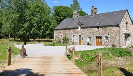 Moulin entouré de son bief / maison 