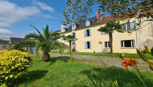 Venez découvrir cette belle propriété au superbe potentiel dans un environnement calme et 