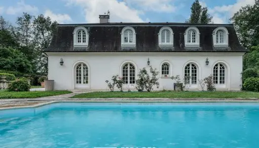 La maison spacieuse et son jardin avec piscine. 