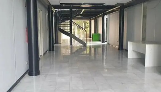 Local bureaux 900 m² 