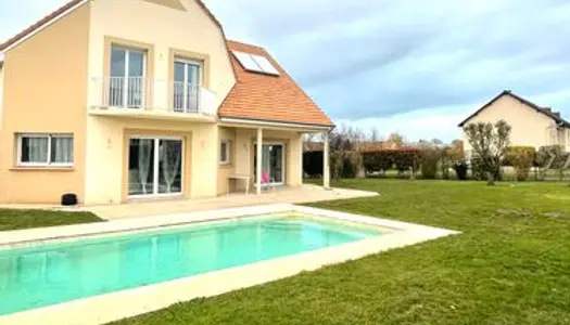Grande maison contemporaine avec piscine