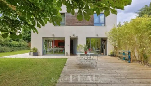 Rueil-Malmaison - Centre-ville - "Comme une maison" - Triplex avec jardin et toit-terrasse. 