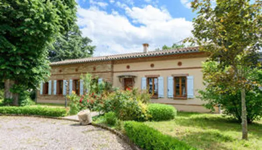 GRATENTOUR - Maison à l'allure Toulousaine - T5 de138 m2 - combles - 2998m2 de terrain - piscinable 