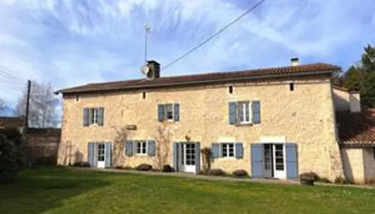 Charmante ferme avec maison d'amis, jardin avec piscine, le tout sur plus de 44 Ha de terrain