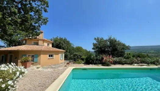 Villa atypique avec piscine et vue à vendre à Goult 