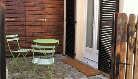 Loue studio meublé bien équipé avec terrasse, au calme 