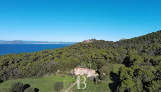 Porquerolles - Propriété de 13 hectares - Bâtiment du XIXè 