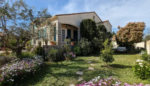 Maison 162m2 avec piscine, jardin fleuri et studio proche Nîmes et gare TGV