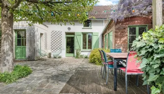 La Maison en pierre dans son écrin de verdure