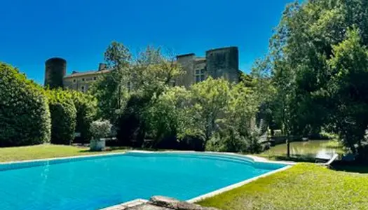 Dans Château Trois chambres piscine parc et parking 