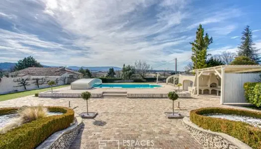 Spacieuse maison avec piscine XXL et vue dégagée 