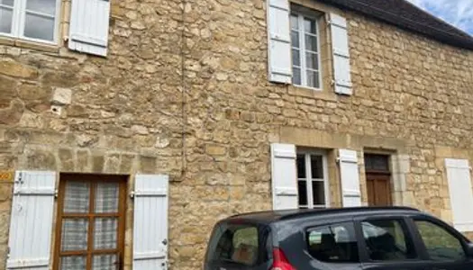 Maison avec 2 accès distincts dans la bastide royale de Domme 