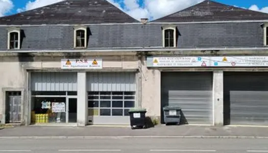 Local commercial avec partie habitable et parking 