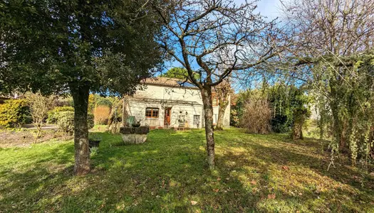 Aux portes de Barbezieux maison ancienne avec 5 chambres et joli terrain arboré.