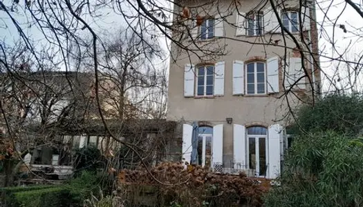 Cette généreuse maison de caractère d'environ 257m