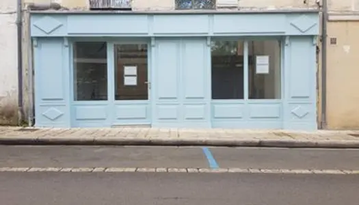 Charmante boutique bientôt à louer dans la rue de Barbezieux à Chalais 