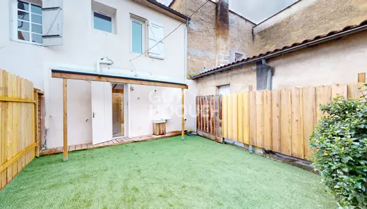 Maison de ville sans travaux, avec cour. Emplacement idéal.