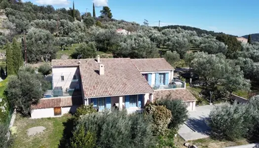 Villa avec dépendance, piscine, vue et à pieds au village