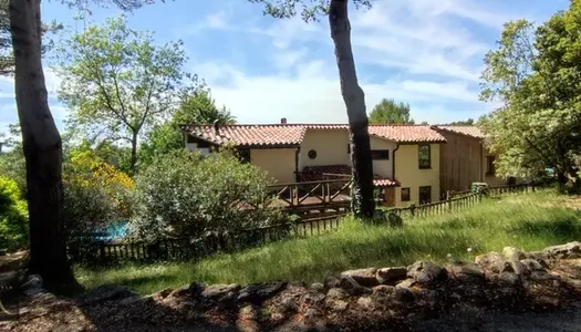 Dpt Aude (11), à vendre proche Carcassonne propriété avec piscine sur un terrain de 1550m² 