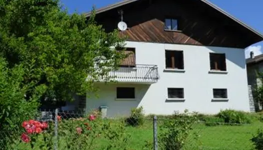 Maison individuelle familiale avec jardin bien située 